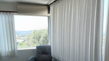 Comfort Triple Room with Sea View | Opholdsområde | LCD-tv