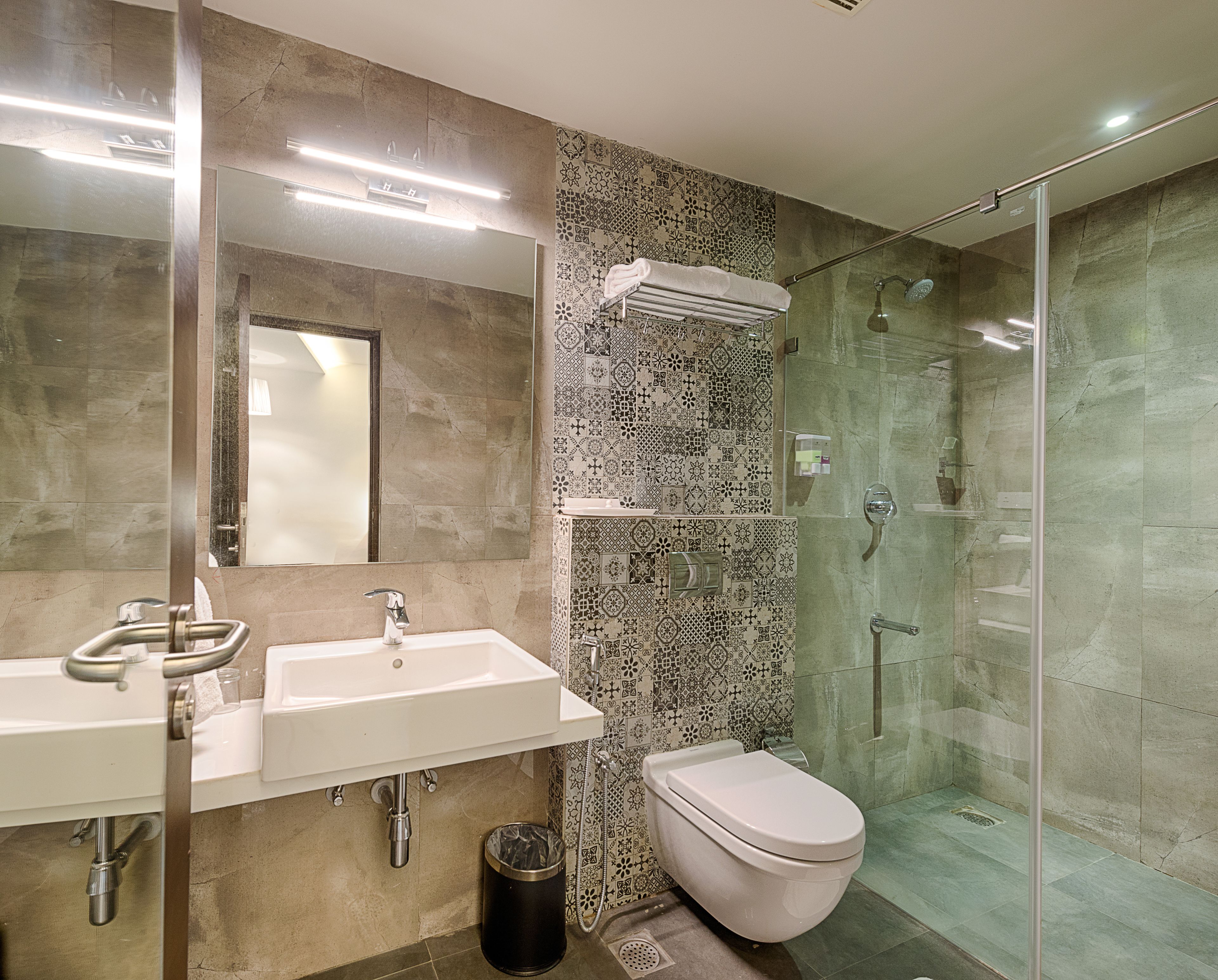 shower, rainfall showerhead, free toiletries, towels