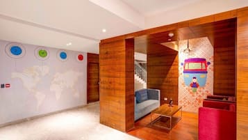 Coin salon dans le hall
