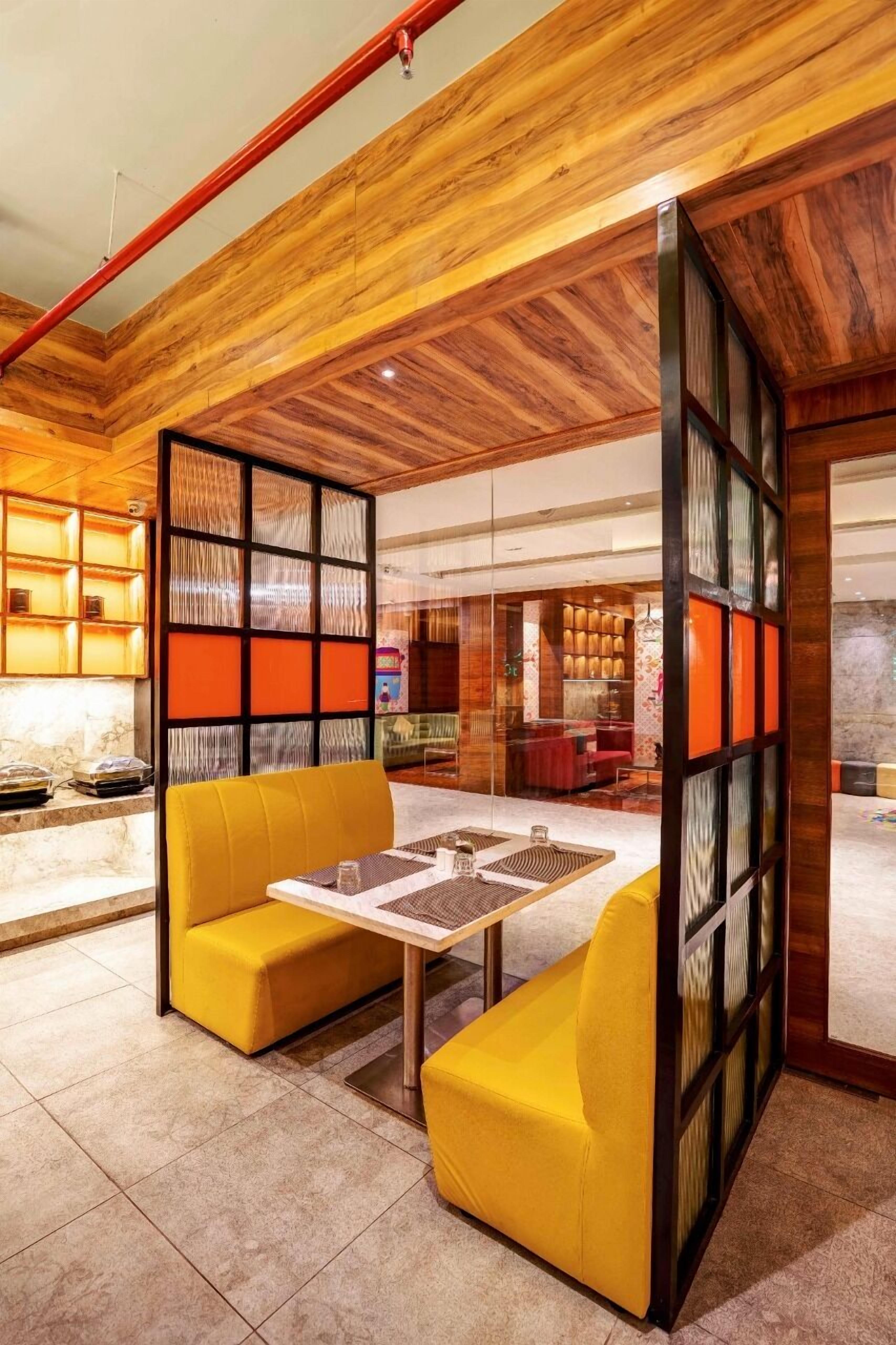 Serveert lunch en diner, internationale gerechten