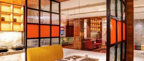 Déjeuner et dîner servis sur place, spécialités Cuisine internationale