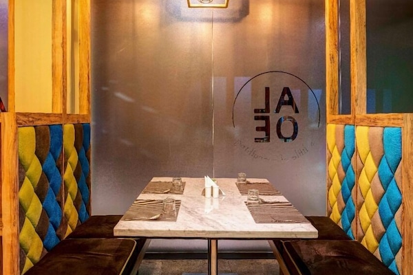 Lunch and dinner served, international cuisine