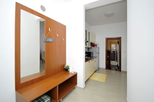 Studio, terrasse, rez-de-chaussée | Chambres insonorisées, fer et planche à repasser