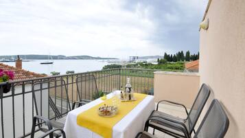 Appartement, terras, uitzicht op zee | Balkon