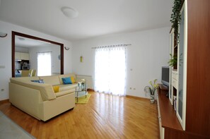 Appartement Familial, 1 chambre, vue mer, vue mer | Coin séjour | Télévision