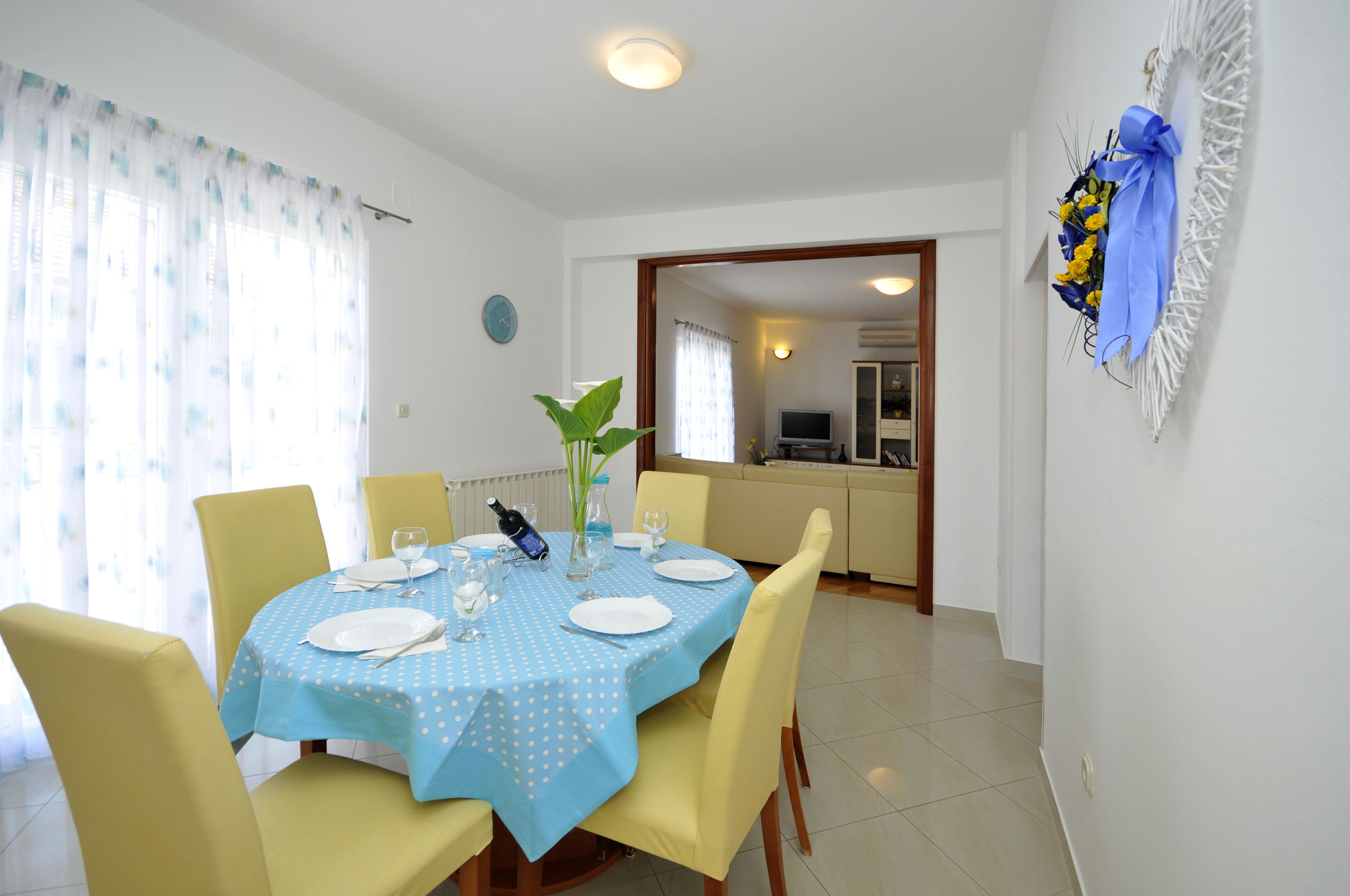 Family Apartment, 1 Bedroom, Sea View, Sea Facing | Dining room