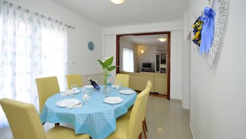 Family Apartment, 1 Bedroom, Sea View, Sea Facing | Dining room