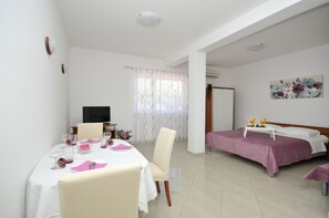 Studio, terrasse, rez-de-chaussée | Chambres insonorisées, fer et planche à repasser