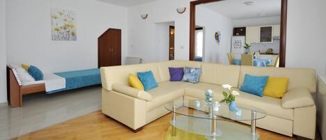 Familieleilighet, 1 soverom, sjøutsikt, sjøvendt | Oppholdsområde | TV