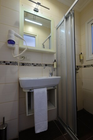 Shower, free toiletries, hair dryer, towels - Ada Home's Hotel Taksim (Istanbul)
