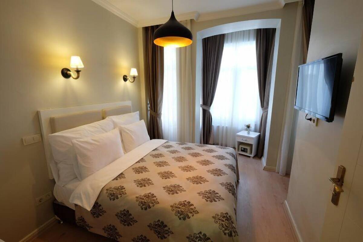 Deluxe Room | Minibar, in-room safe, desk, WiFi (free)