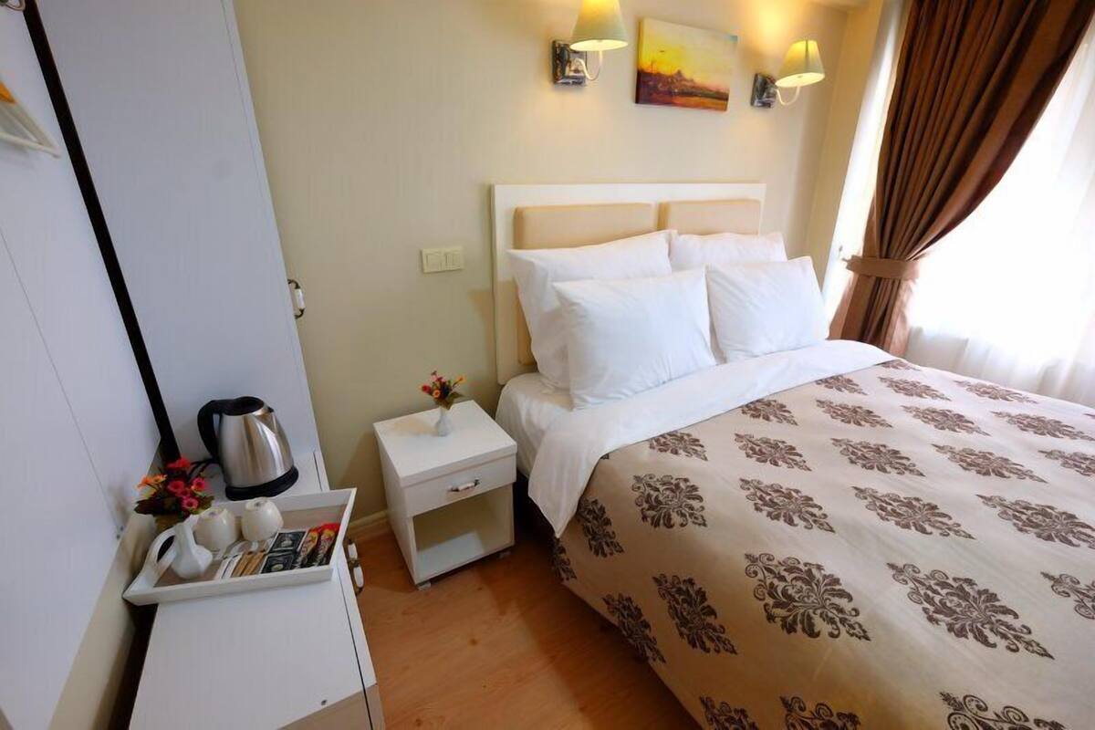Minibar, in-room safe, desk, WiFi (free)