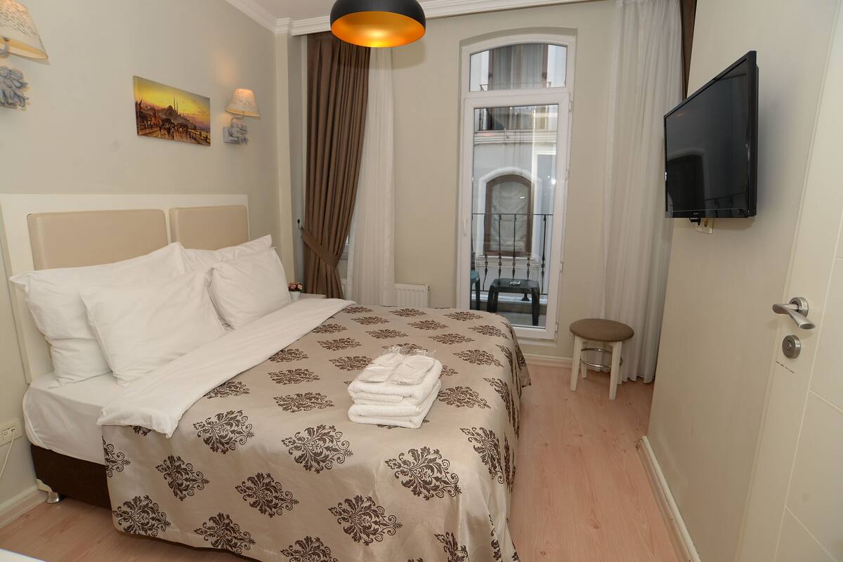 Double Room, Balcony | Minibar, in-room safe, desk, WiFi (free)