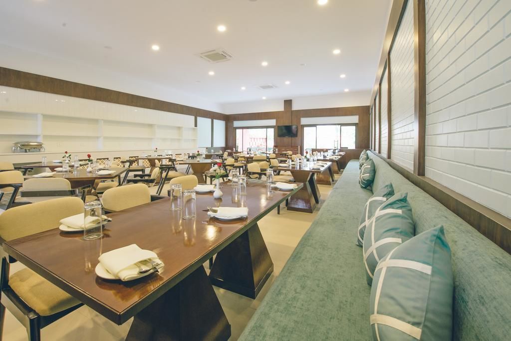 2 restaurants, international cuisine