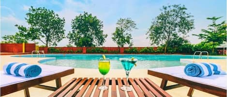 Piscine intérieure, piscine extérieure, chaises longues