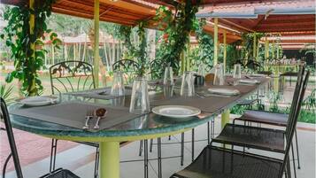 2 restaurants, international cuisine