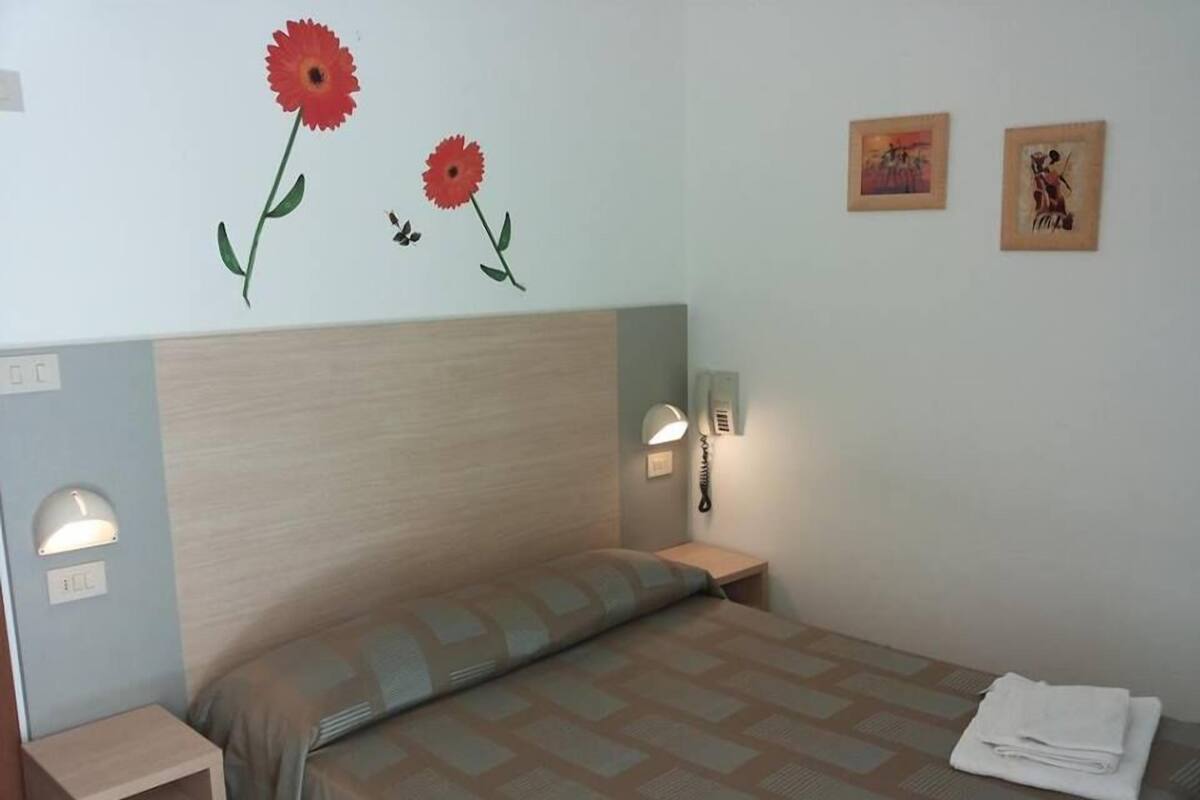 Camera con letto matrimoniale o 2 letti singoli | Una cassaforte in camera, una scrivania