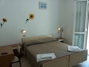 Double or Twin Room | In-room safe, desk, free cribs/infant beds, free WiFi - Hotel Cannes Rimini (Rimini)