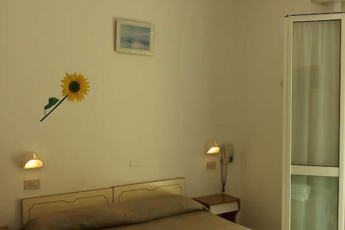 Una cassaforte in camera, una scrivania