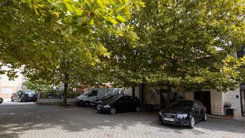 Aparcamiento sin asistencia (10 EUR por día)