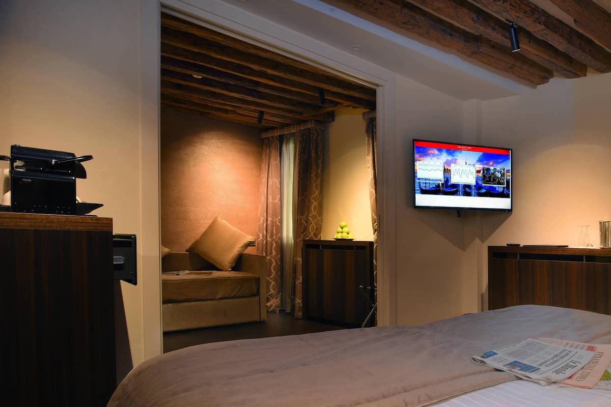 Family Room (Access via stairs only) | 1 bedroom, down comforters, minibar, in-room safe