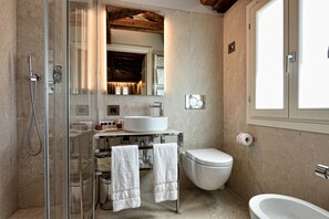Shower, rainfall showerhead, hair dryer, bidet - Rosa Salva Hotel (Venice)