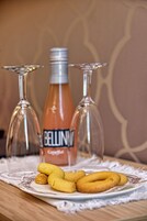 Um prato de palitos de pretzel e dois copos de vinho vazios sobre uma mesa com uma garrafa de vinho BellinVine.