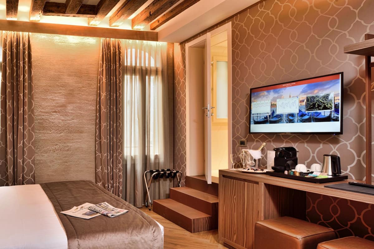 Superior Room | 1 bedroom, down comforters, minibar, in-room safe