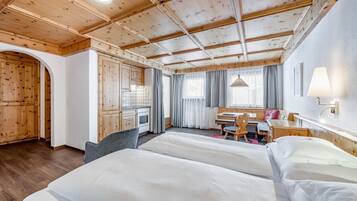 Chambre Double Confort, 1 lit double | Literie hypoallergénique, coffres-forts dans les chambres, bureau