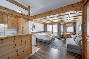 Chambre Double Supérieure, 1 lit double, vue montagne | Literie hypoallergénique, coffres-forts dans les chambres, bureau