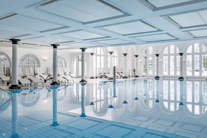 Innendørsbasseng og solsenger