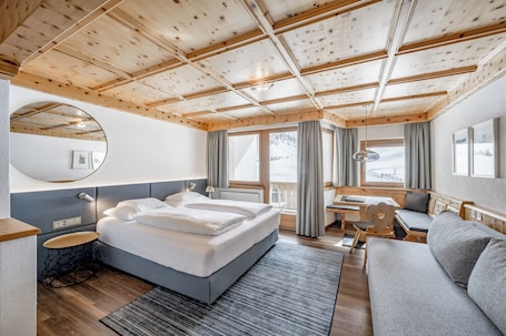 Habitación doble superior, 1 cama matrimonial, vista a la montaña | Ropa de cama hipoalergénica y caja de seguridad en la habitación