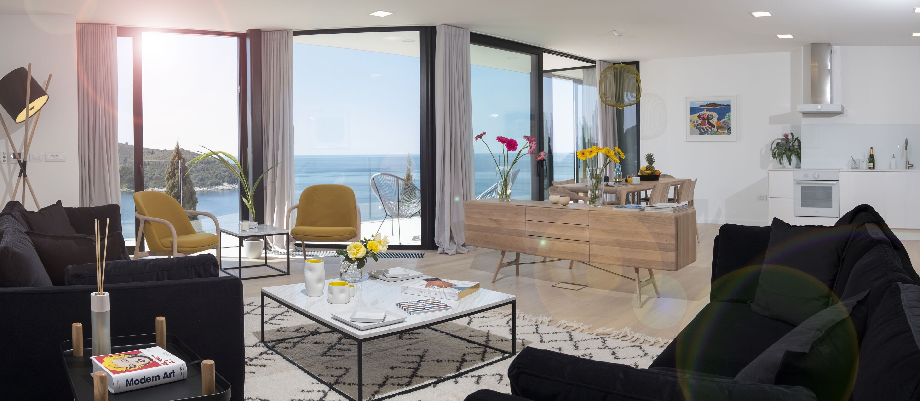 Elite Three Bedroom Apartment with spectacular Sea View and Balcony | Oppholdsområde | Flatskjerm-TV