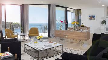 Elite Three Bedroom Apartment with spectacular Sea View and Balcony | Oppholdsområde | Flatskjerm-TV