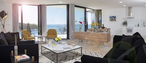 Elite Three Bedroom Apartment with spectacular Sea View and Balcony | リビング エリア | 薄型テレビ