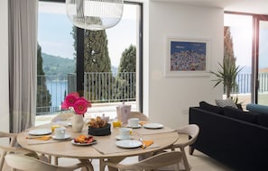 Luxury Two Bedroom Apartment with Terrace and Sea View  | Opções para refeição no quarto