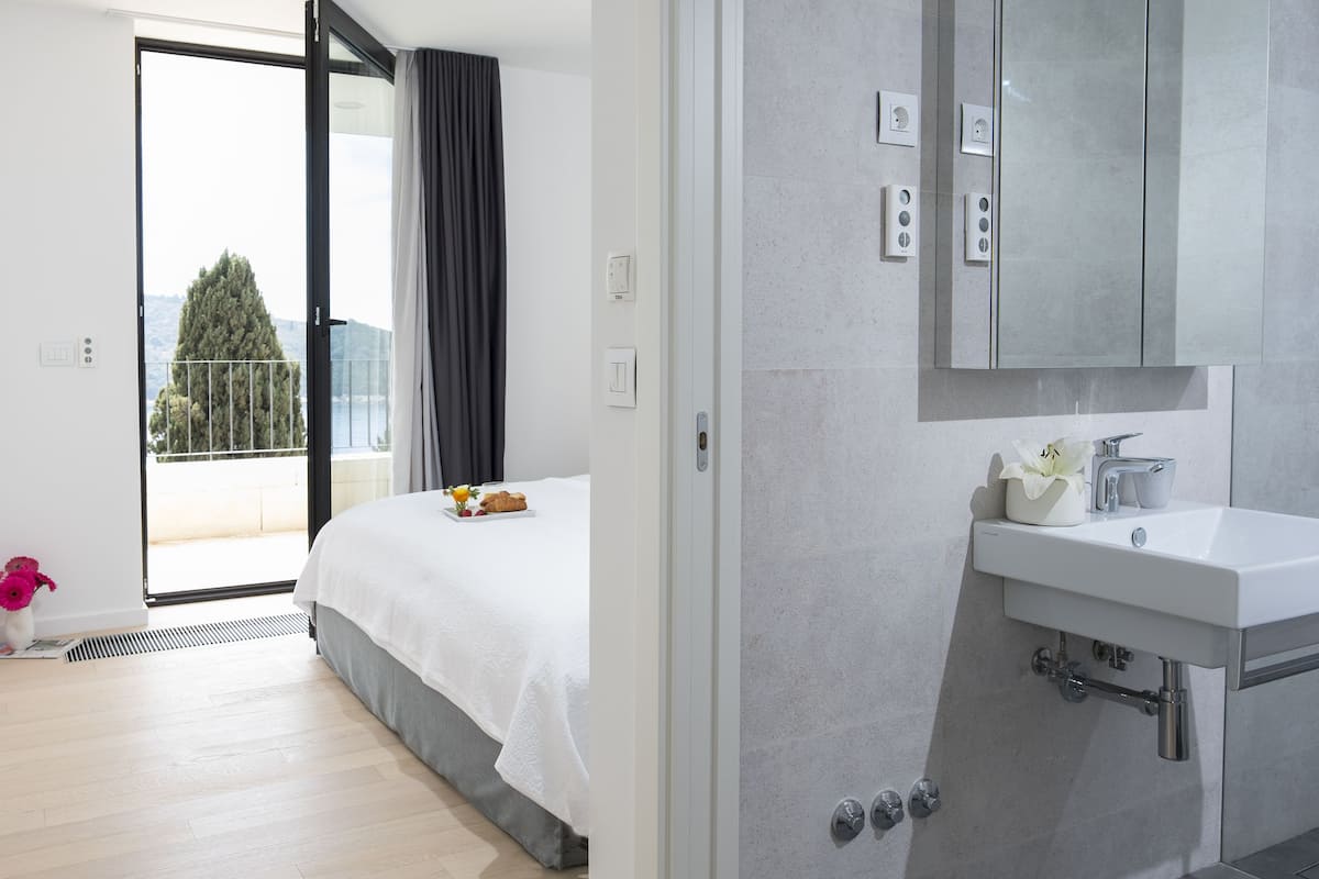 1 bedroom, premium bedding, in-room safe, desk
