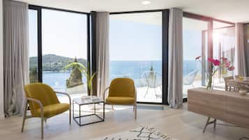 Elite Three Bedroom Apartment with spectacular Sea View and Balcony | Oppholdsområde | Flatskjerm-TV