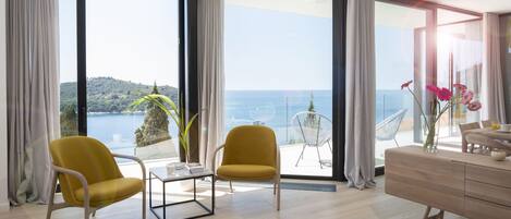 Elite Three Bedroom Apartment with spectacular Sea View and Balcony | Woonruimte | Een flatscreentelevisie