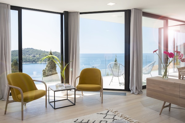 Elite Three Bedroom Apartment with spectacular Sea View and Balcony | Vardagsrum | Platt-tv