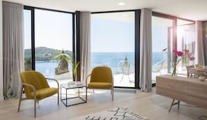 Elite Three Bedroom Apartment with spectacular Sea View and Balcony | Área de estar | TV de tela plana