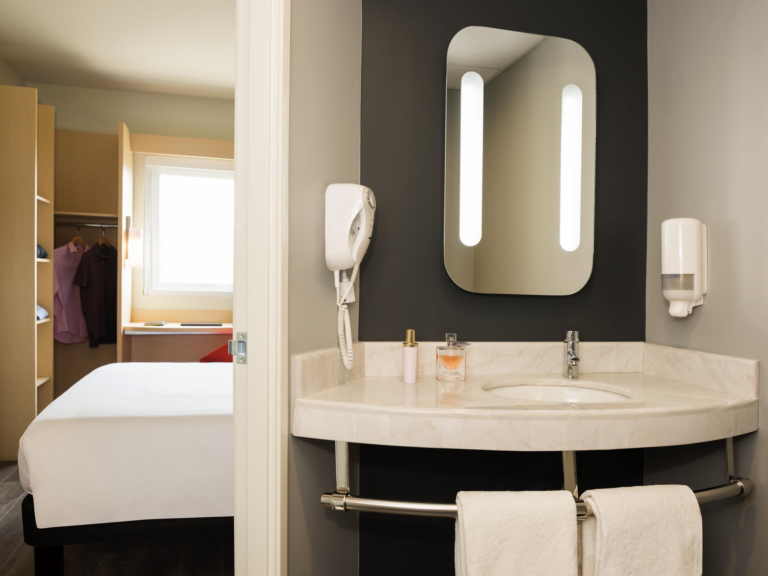 room, 1 double bed | desk, blackout curtains, soundproofing, free wifi