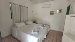 Cabaña estándar | Minibar, caja de seguridad en la habitación y cortinas blackout 