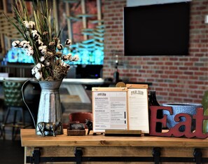 Petit déjeuner et dîner servis sur place