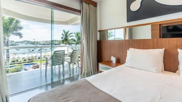 Minibar, cortinas blackout, tabla de planchar con plancha y wifi gratis