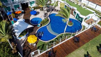 2 piscines extérieures, parasols de plage, chaises longues