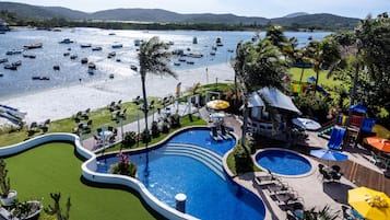 2 piscinas al aire libre, sombrillas, sillones reclinables de piscina