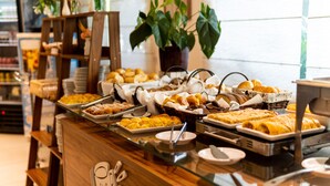 Un bufé con diversos productos de panadería y pastelería.