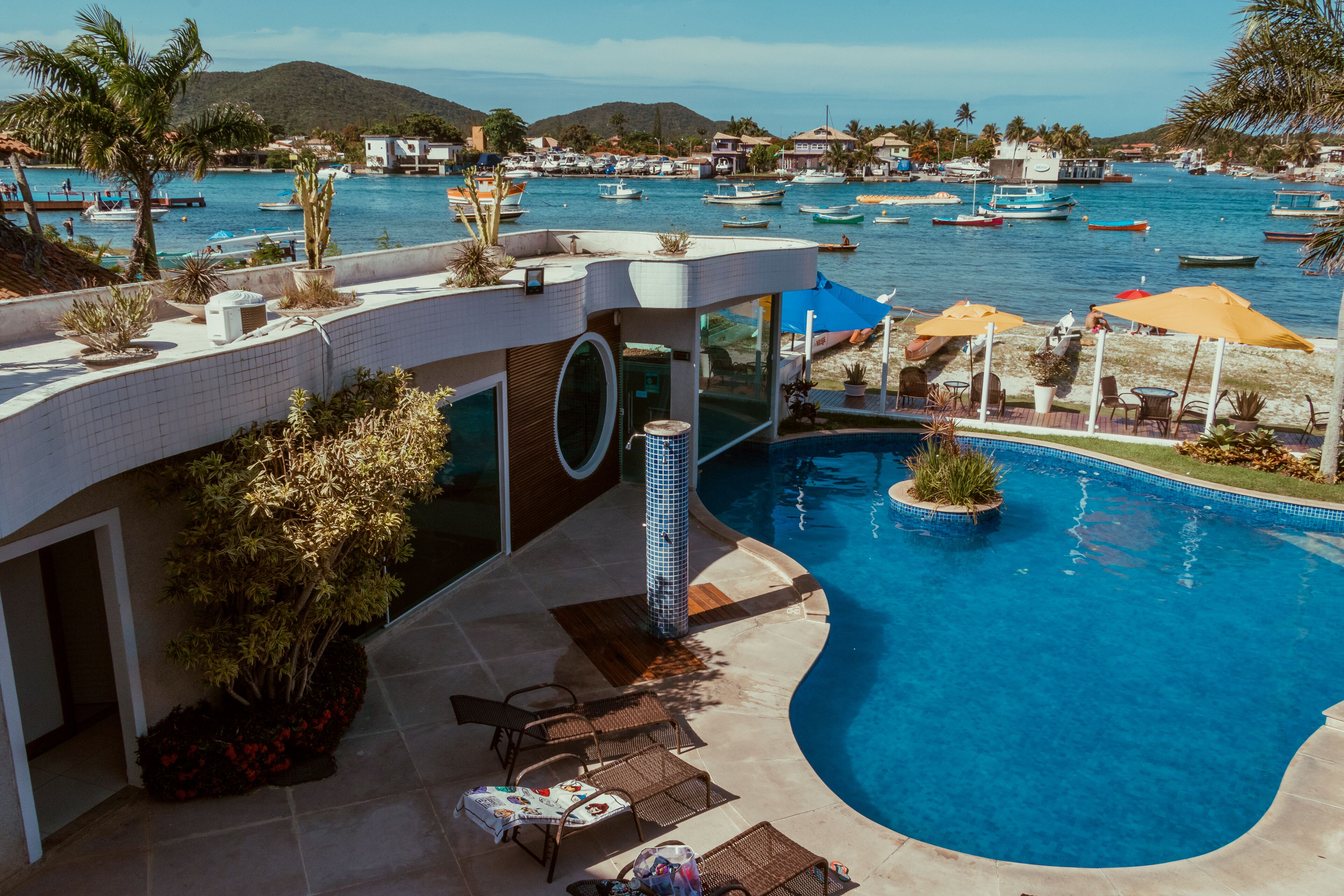 2 piscinas al aire libre, sombrillas, sillones reclinables de piscina