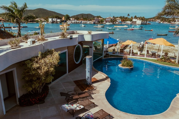 2 piscines extérieures, parasols de plage, chaises longues